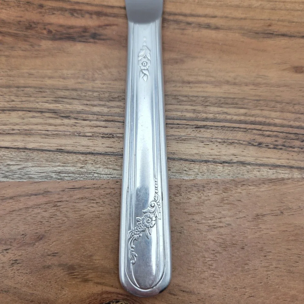 5 Vintage Oneida Community Tudor Plate Queen Bess II Silverplate Dinner Knives